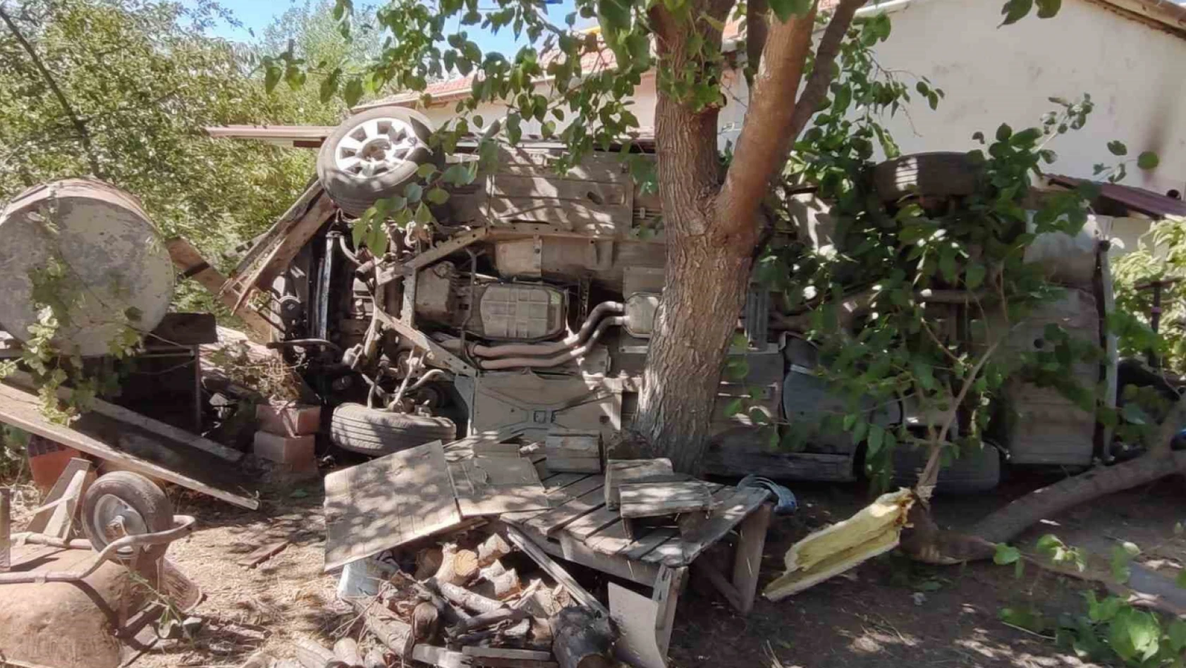 Elazığ'da otomobil bahçeye uçtu: 8 yaralı