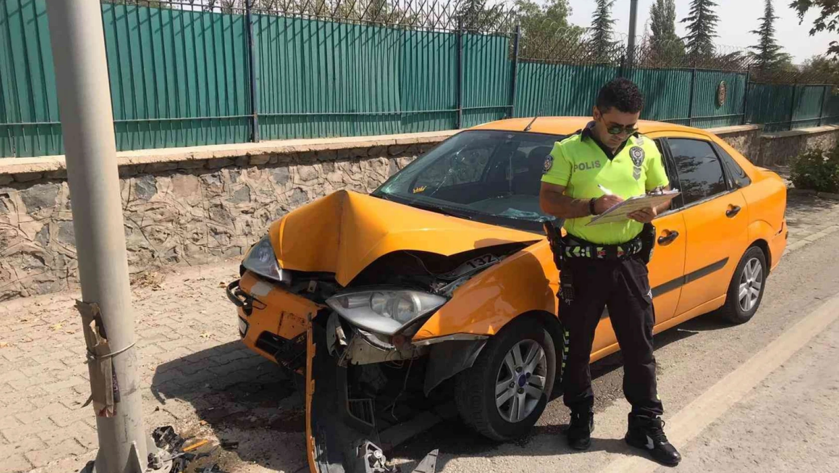 Elazığ'da otomobil direğe çarptı: 1 yaralı