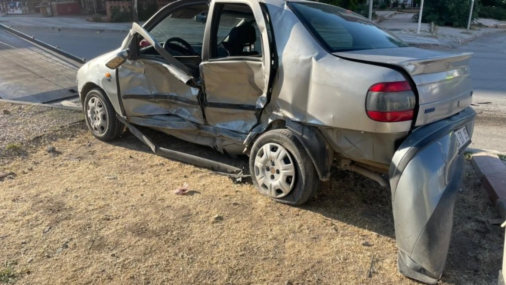 Elazığ'da otomobil ile hafif ticari araç çarpıştı: 3 yaralı