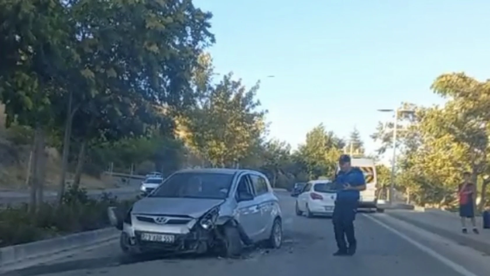 Elazığ'da otomobil ile minibüs çarpıştı: 1 yaralı