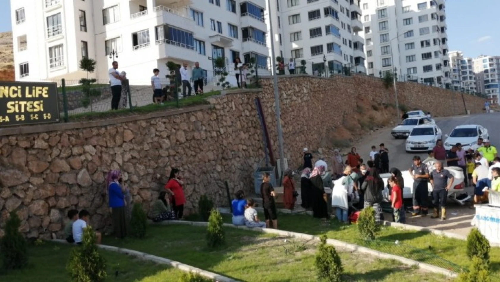 Elazığ'da otomobil istinat duvarından uçtu: 2 yaralı