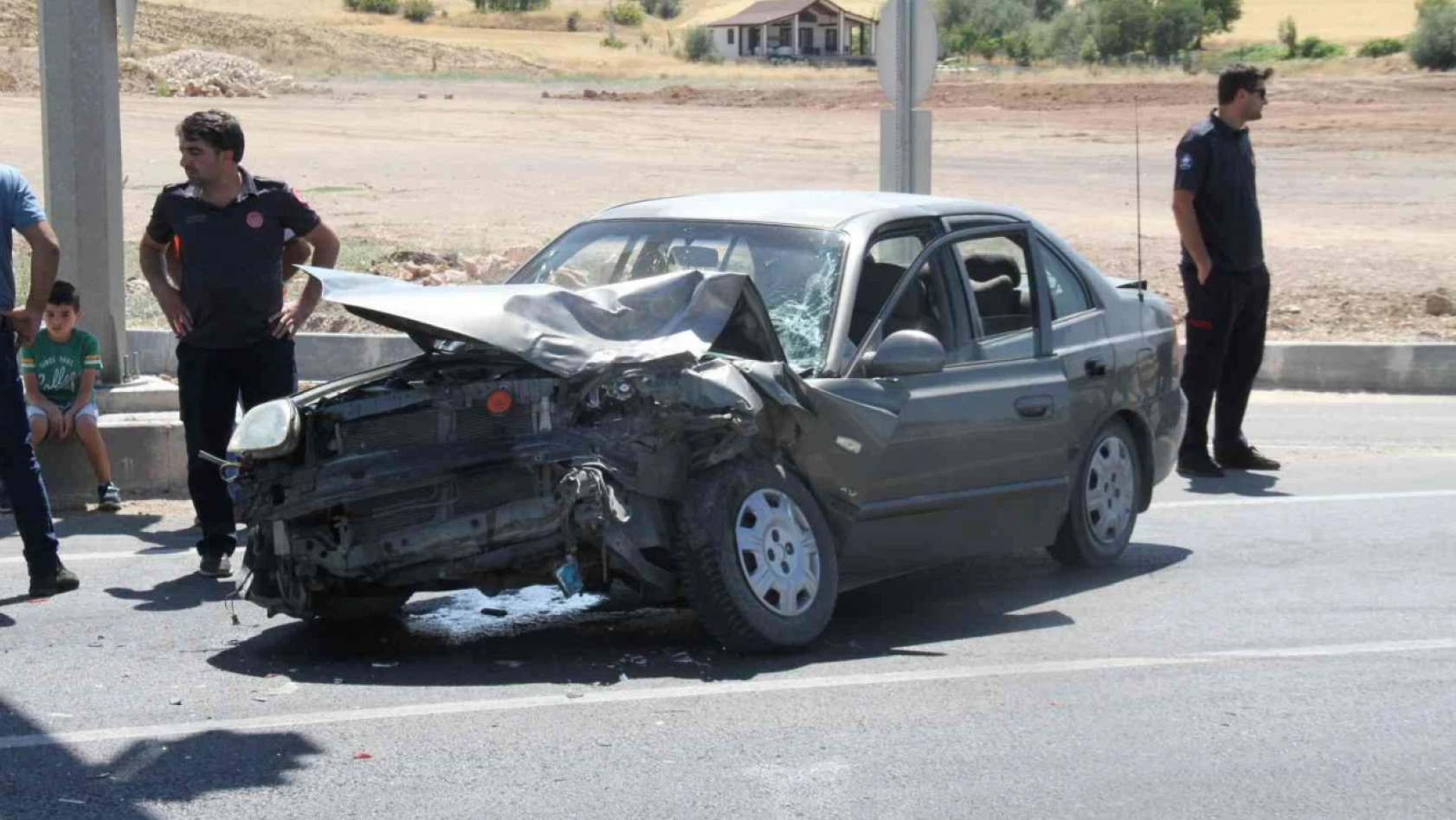 Otomobil kırmızı ışıkta duran araca çarptı: 5 yaralı