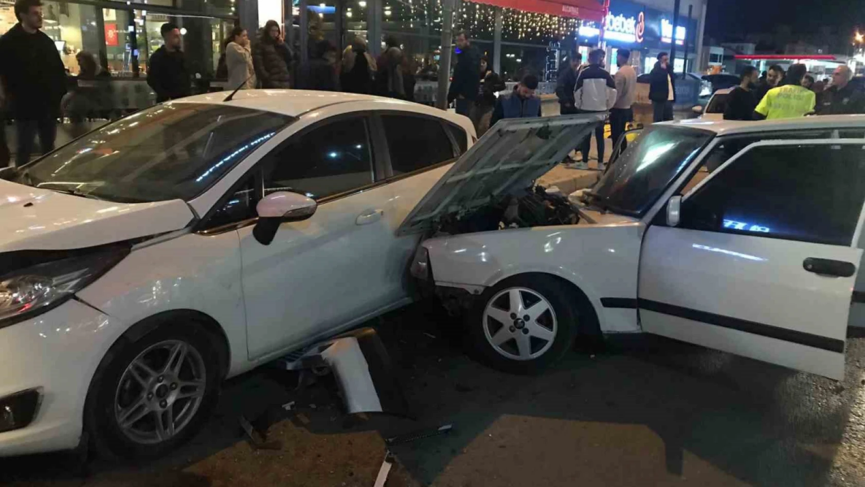 Elazığ'da otomobil, park halindeki araçlara çarptı: 2 yaralı
