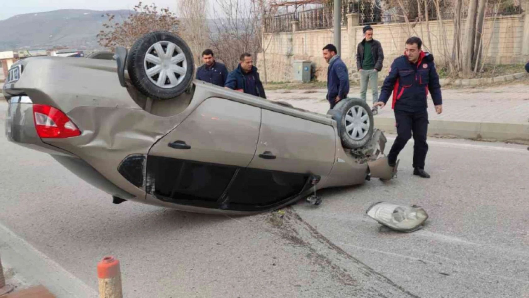 Elazığ'da otomobil ters döndü: 1 yaralı