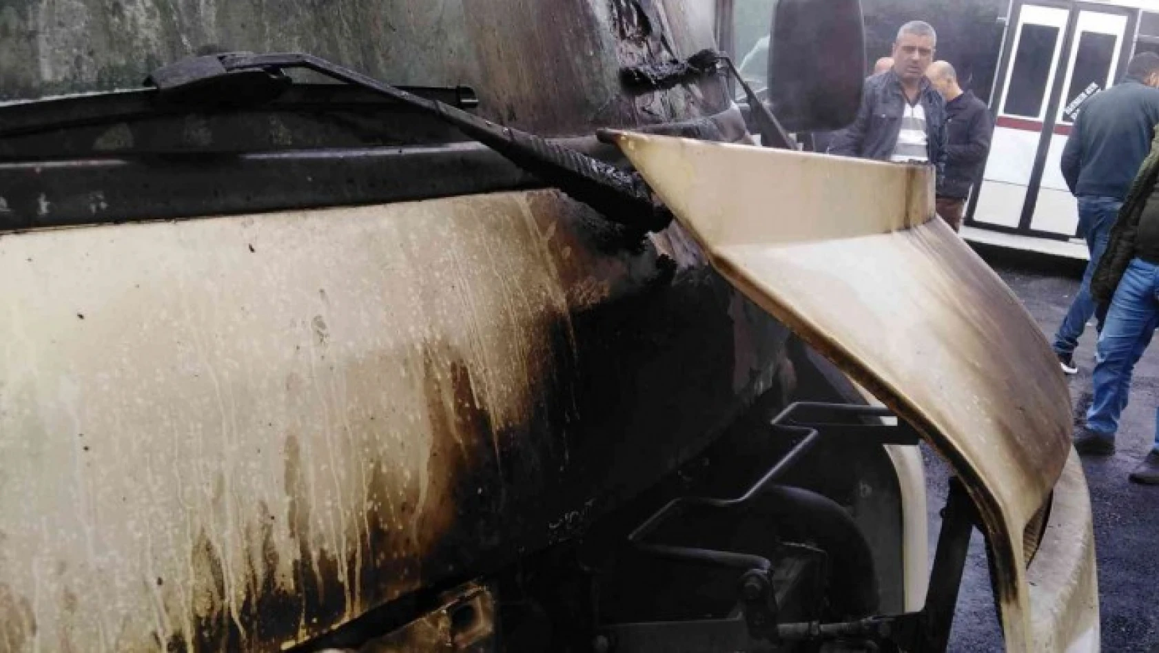 Elazığ'da park halindeki minibüs yandı