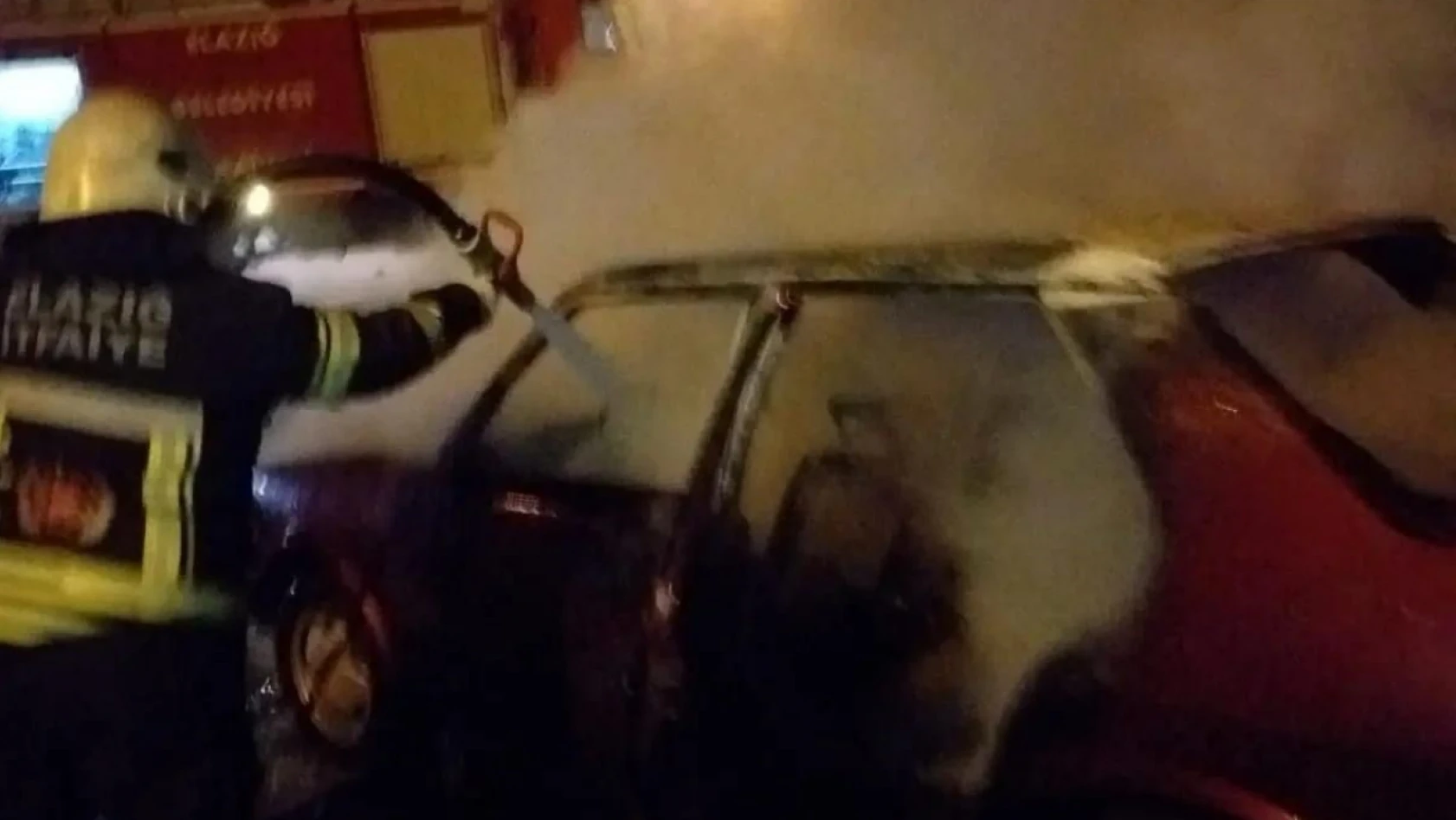 Elazığ'da park halindeki otomobil yandı: Araçtaki şahsı itfaiye kurtardı
