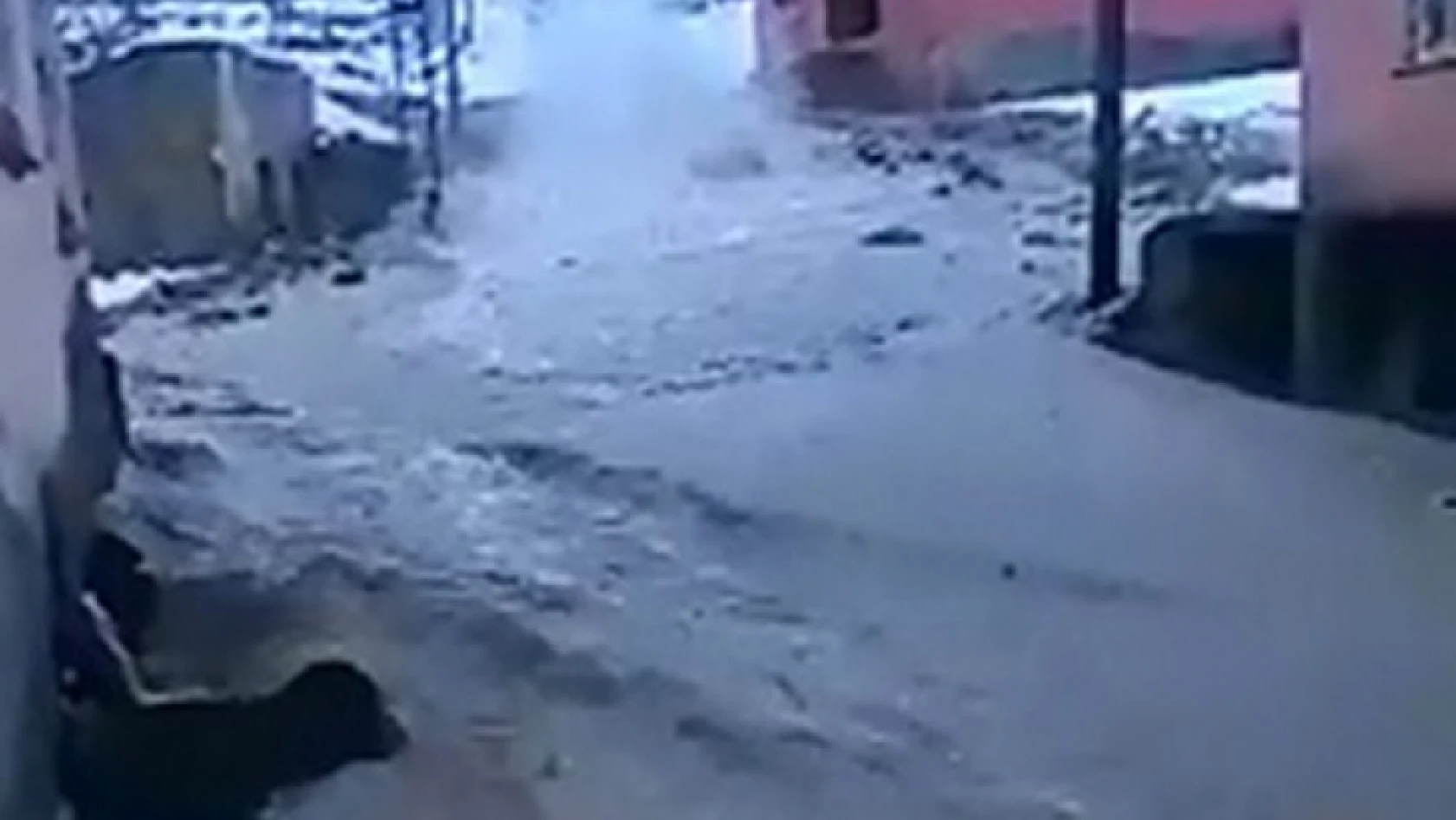 Elazığ'da patlayan boru nedeni ile evleri su bastı