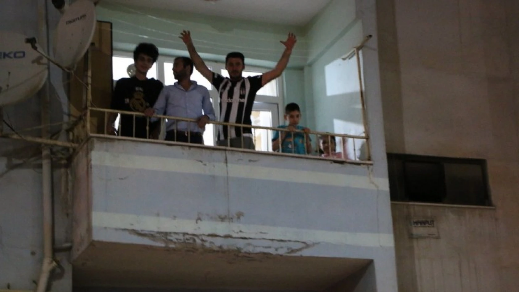 Elazığ'da şampiyonluk kutlamaları balkonlardan yapıldı