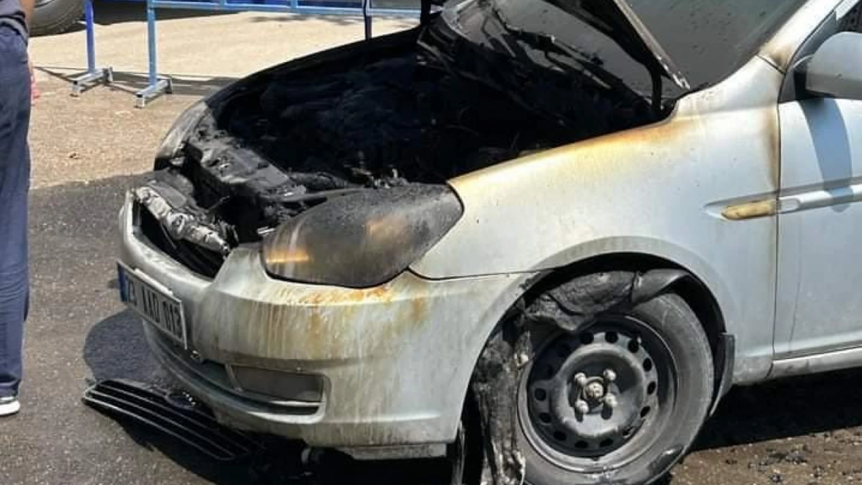 Elazığ'da seyir halindeki araç yandı