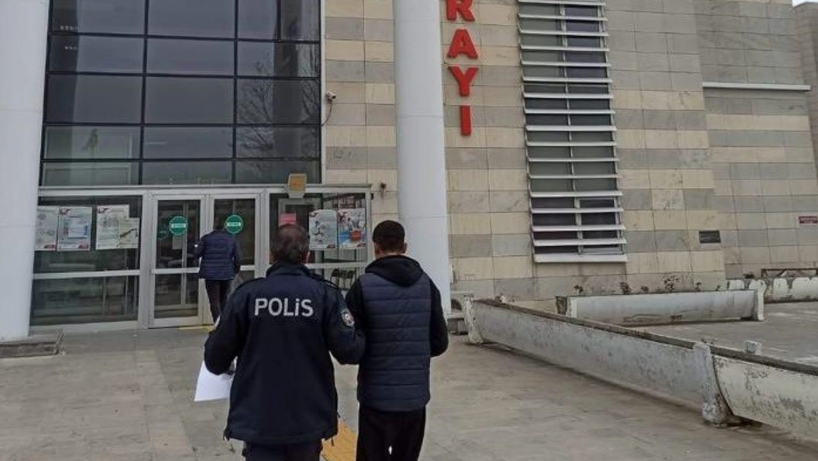 Elazığ'da sokak satıcılarına operasyon: 4 gözaltı