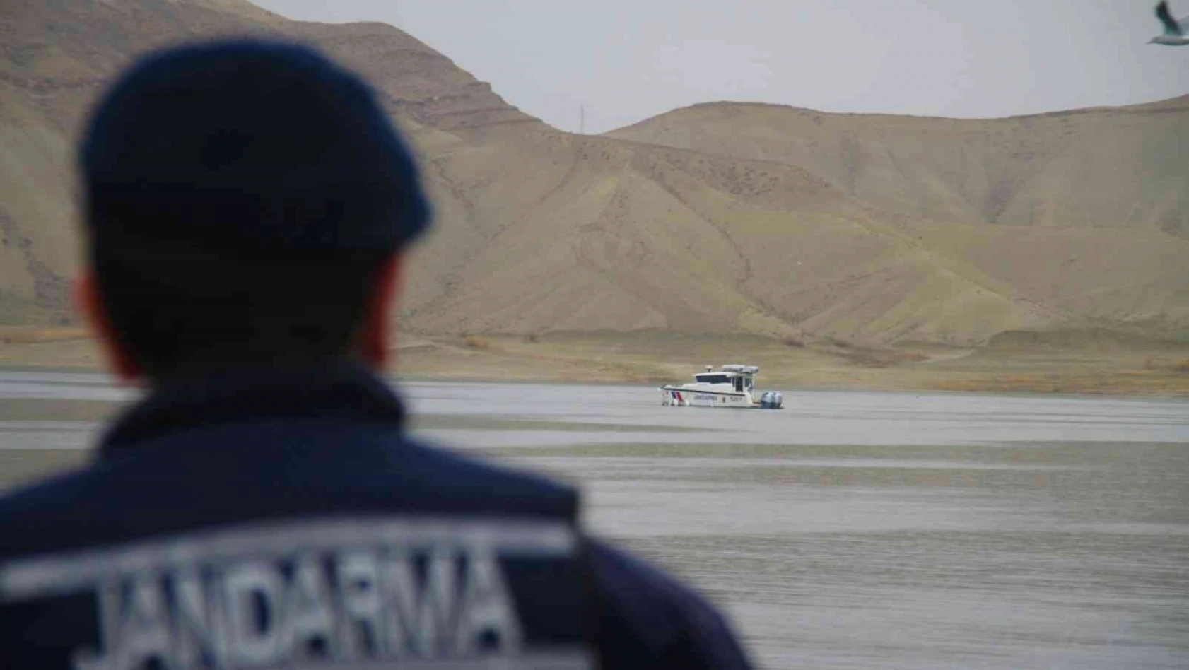 Elazığ'da suda kaybolan balıkçıyı arama çalışmaları devam ediyor