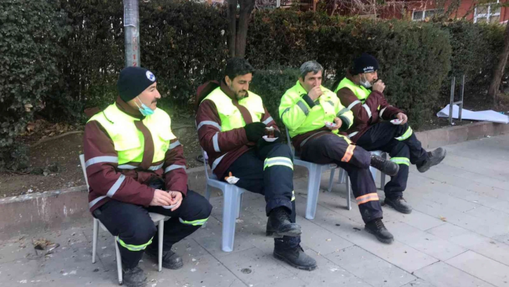Elazığ'da temizlik görevlileri oturdu, öğrenciler caddeleri temizledi