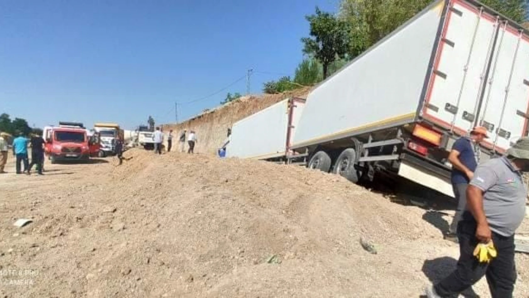 Elazığ'da tır kum birikintisine girdi: 1 yaralı