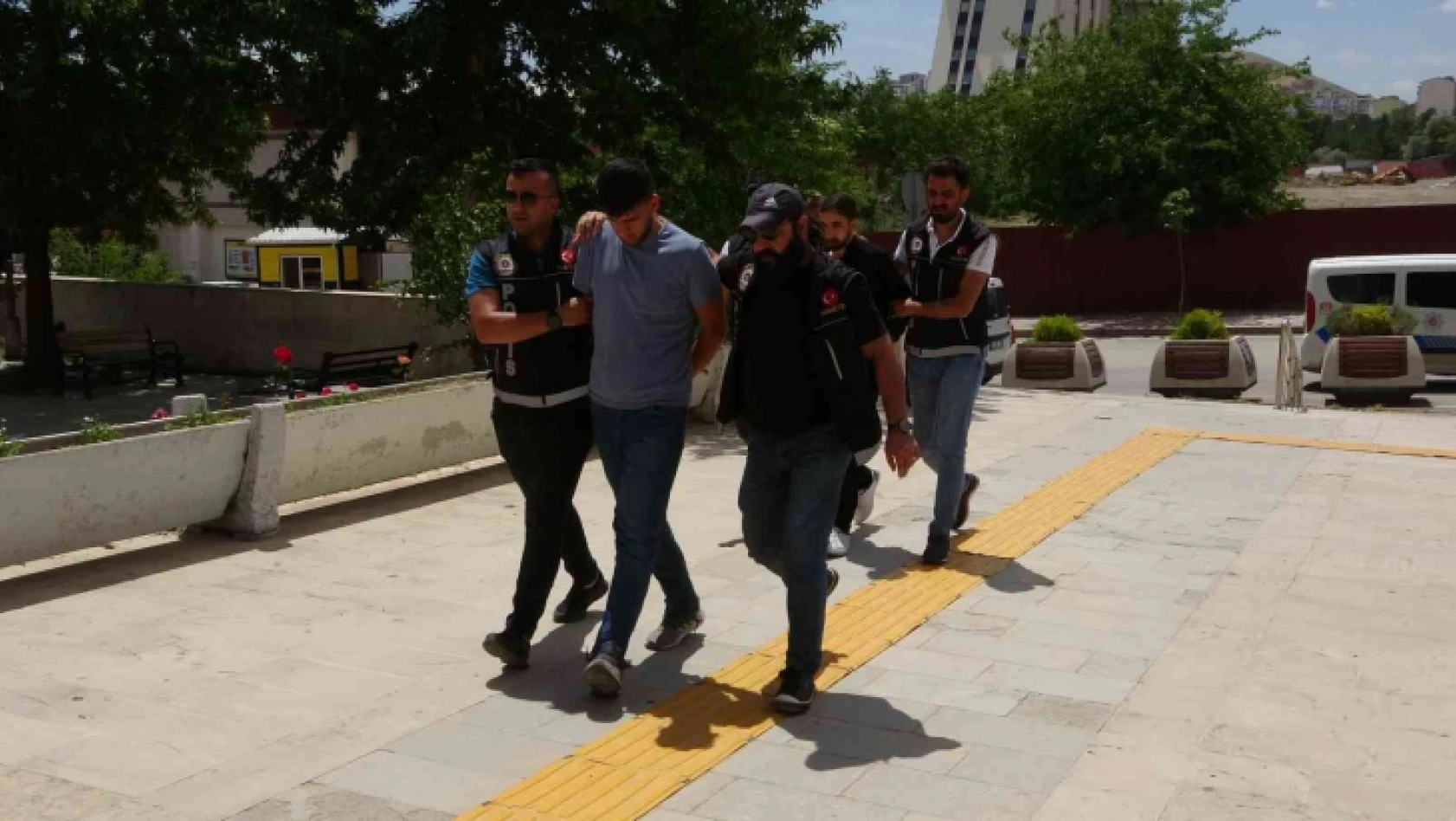 Elazığ'da uyuşturucu satan 2 şüpheli suçüstü yakalandı