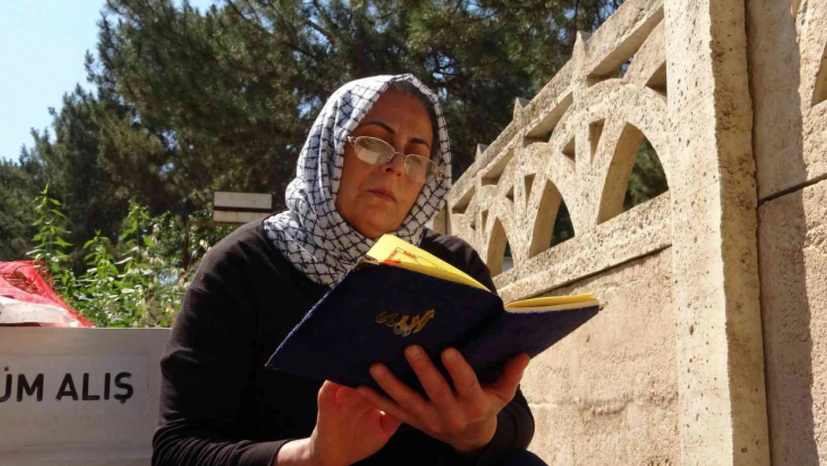Elazığ'da vatandaşlar arife günü mezarlıklara akın etti