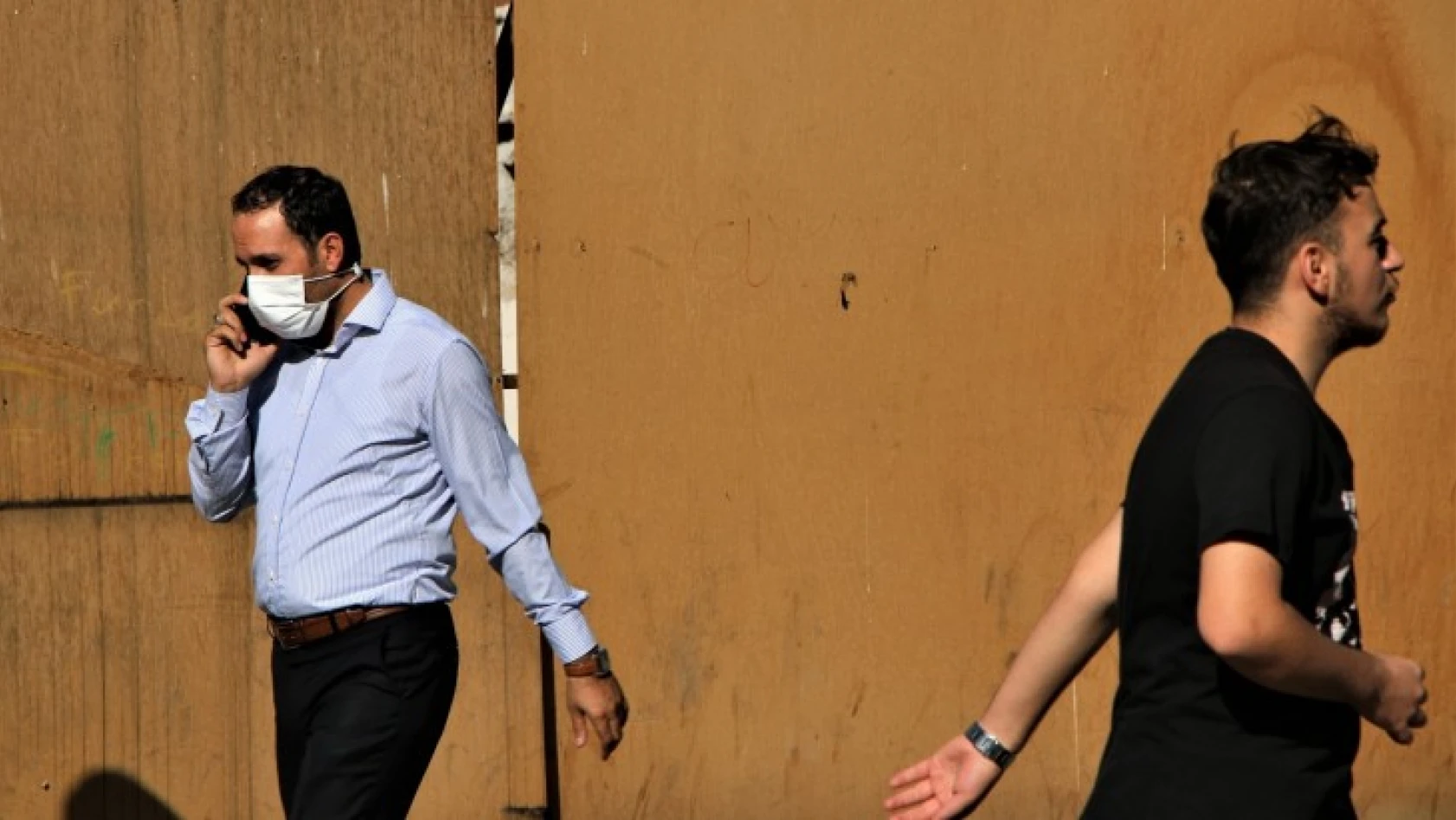 Elazığ'da vatandaşlar korona virüs tedbirlerini unuttu, maskeler çene altına indi