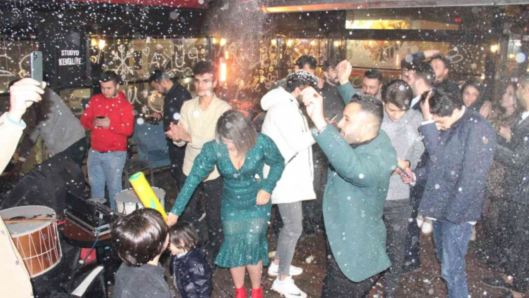 Elazığ'da vatandaşlar yeni yıla halay çekip çiftetelli oynayarak girdi