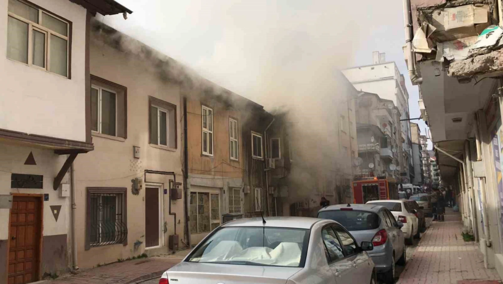 Elazığ'da yangın: 3 ev kullanılamaz hale geldi