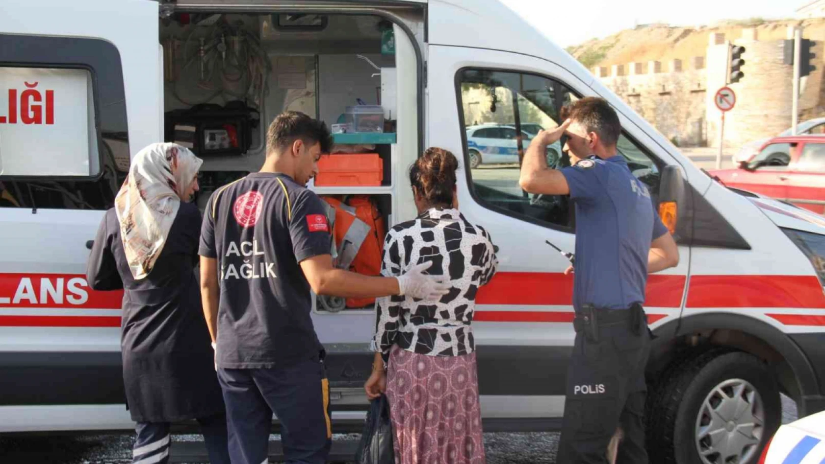 Elazığ'da yolcu minibüsü ile otomobil çarpıştı: 8 yaralı