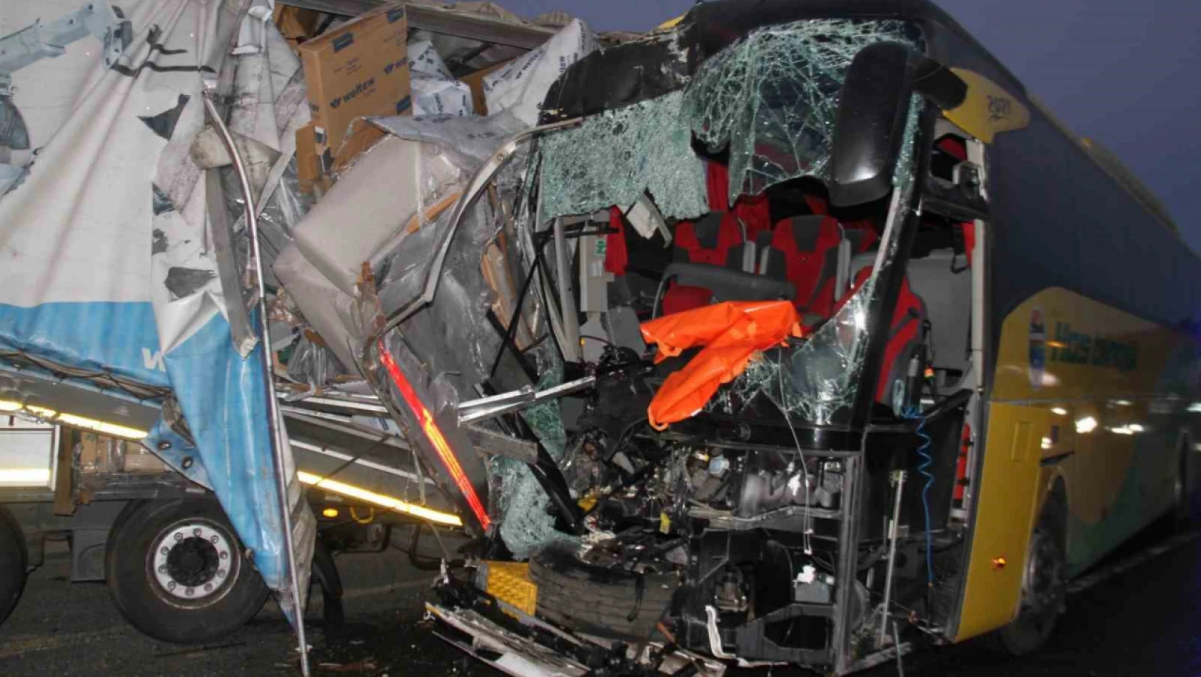 Elazığ'da yolcu otobüsü ile tır çarpıştı: 1 ölü, 32 yaralı