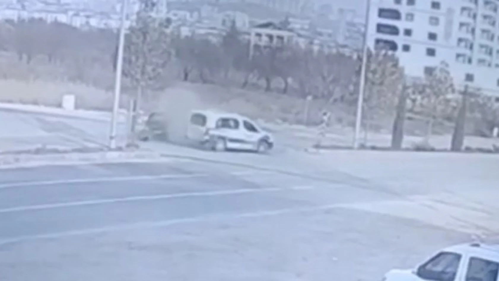 Elazığ'daki trafik kazası güvenlik kamerasına yansıdı: 2 yaralı