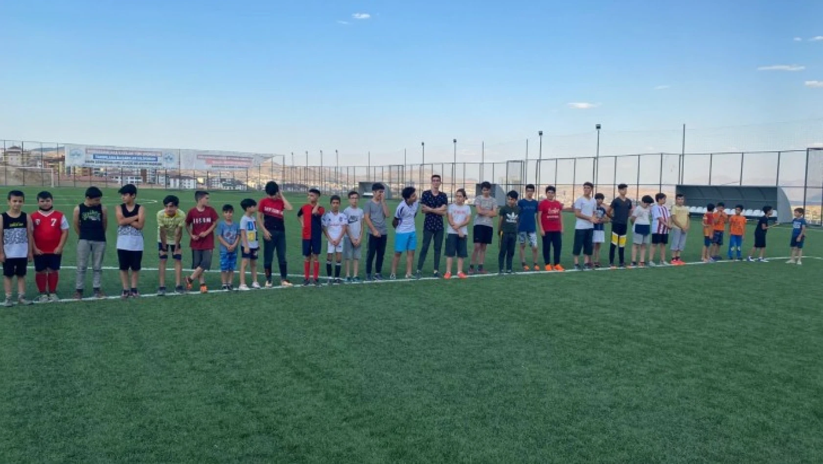 Elazığ'daki yaz spor okulları gençlerin yüzünü güldürüyor