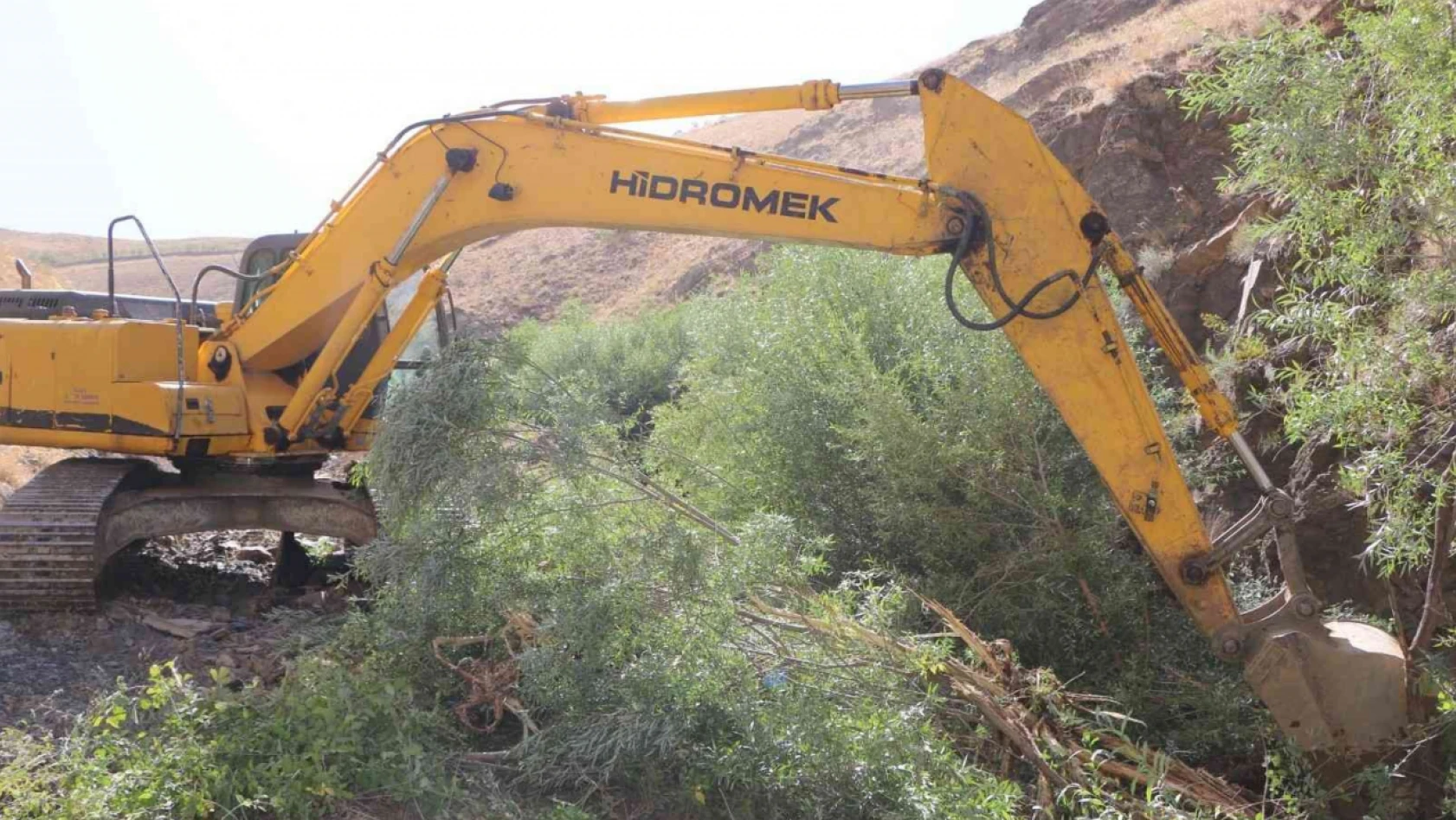 Elazığ derelerinde ıslah çalışması sürüyor