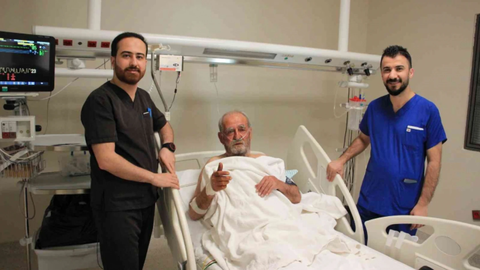 Fethi Sekin Şehir Hastanesinde anjiyografi yöntemi ile tıkalı damar açıldı