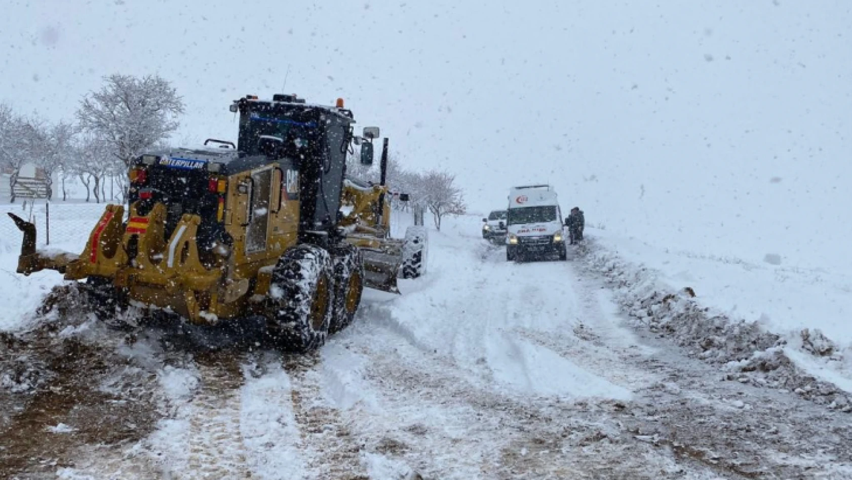 Elazığ İl Özel İdare ekipleri karla mücadelesini aralıksız sürdürüyor
