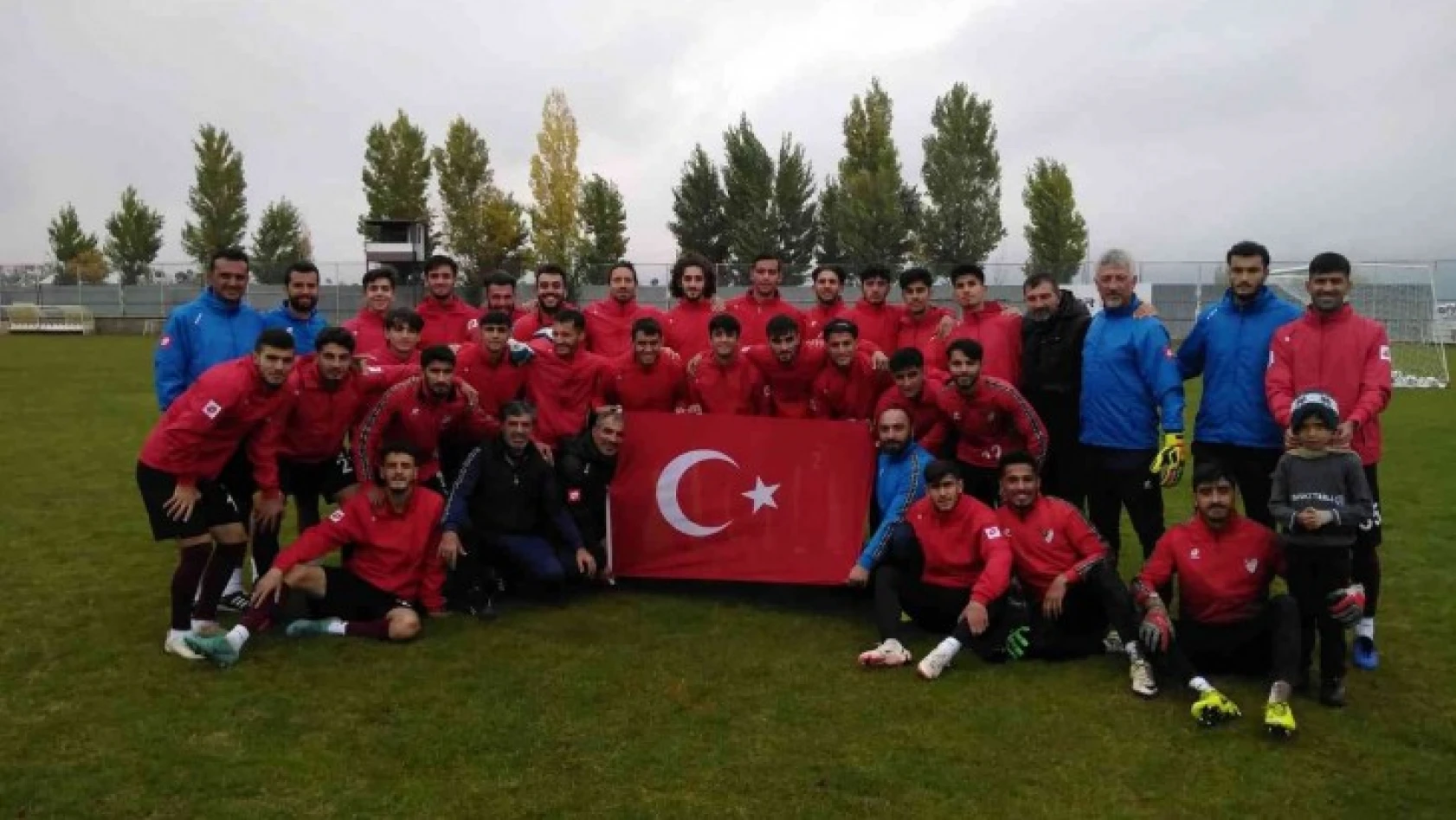 Elazığspor, 29 Ekim'i Türk bayrağı açarak kutladı