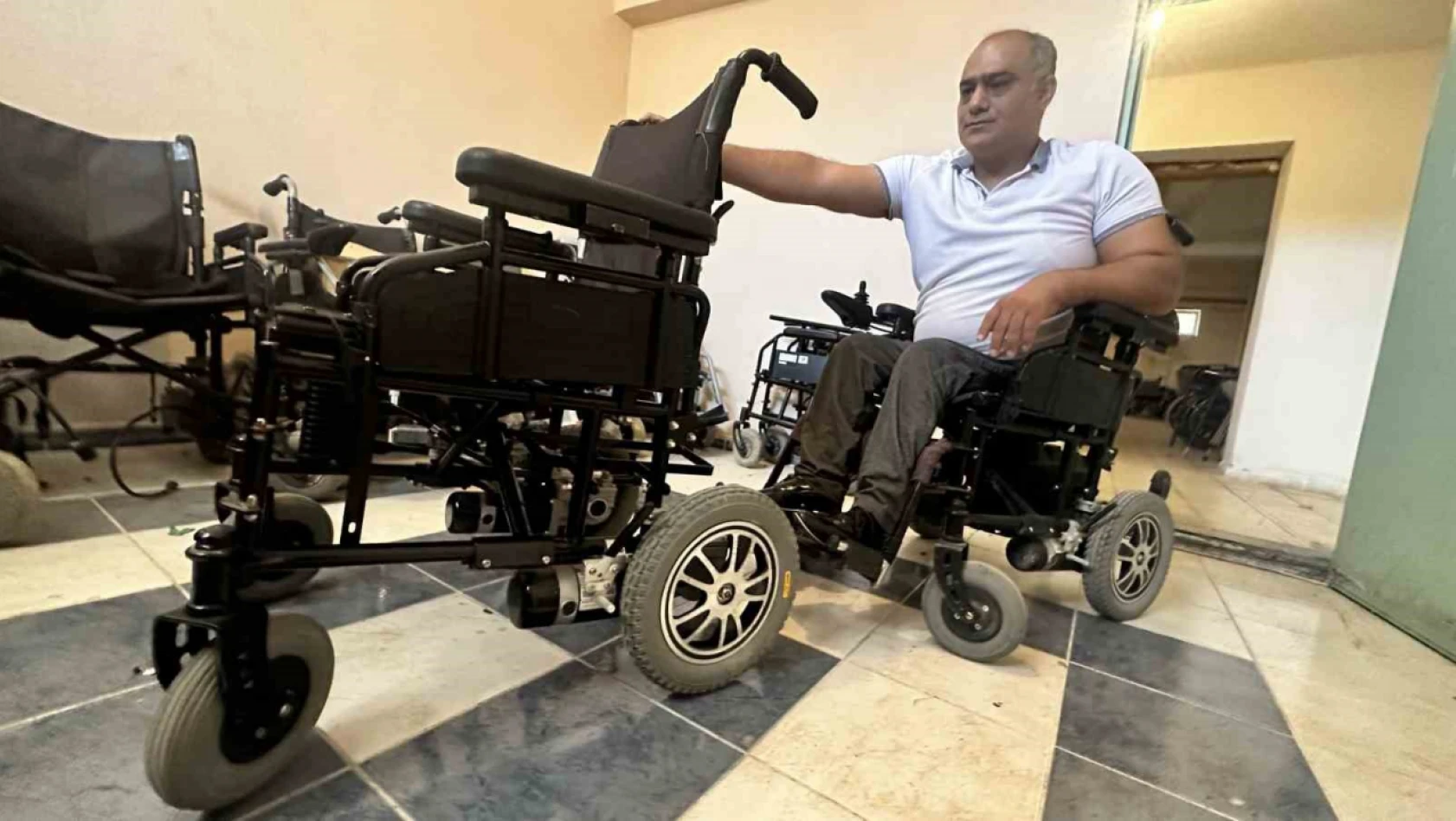 Engelli usta, evinin bodrumuna kurduğu atölye ile engellilerin eli ayağı oldu