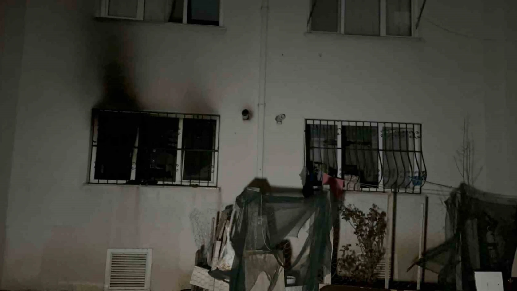 Evini ateşe verip kendini bıçakladı: 3 kişi hastaneye kaldırıldı