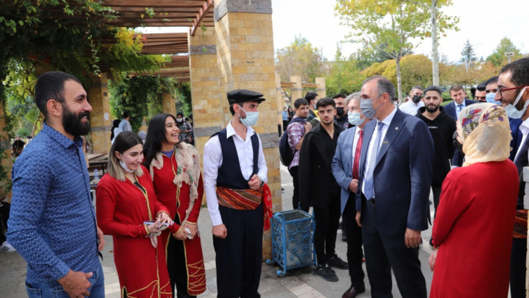 Firat Üniversitesi'nde Halk Oyunlari Gösterisi Gerçekleştirildi