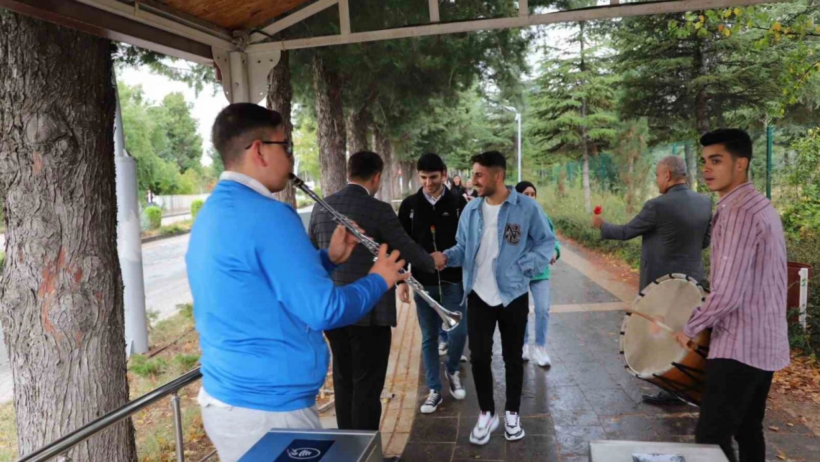 Fırat Üniversitesi, öğrencilerini davul ve klarnetle karşıladı