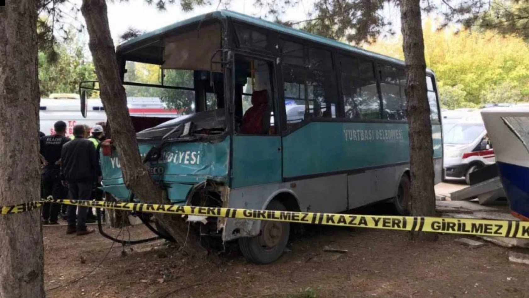Freni Patlayan Minibüs, 2 Aracı Biçip Parka Daldı: 1'i Ağır, 27 Öğrenci Yaralı