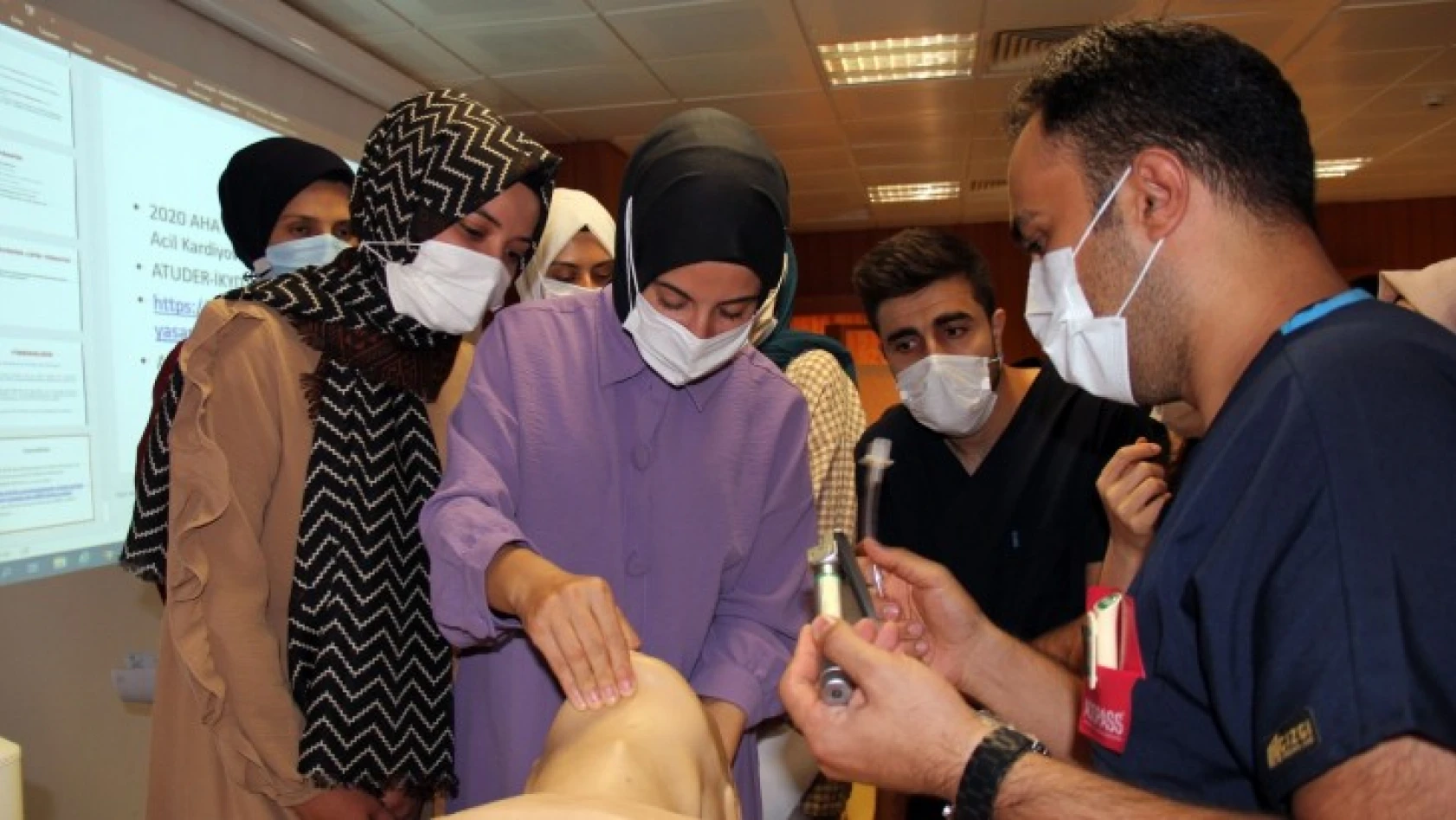 FÜ Hastanesinde göreve yeni başlayan sağlık çalışanlarına CPR eğitimi verildi