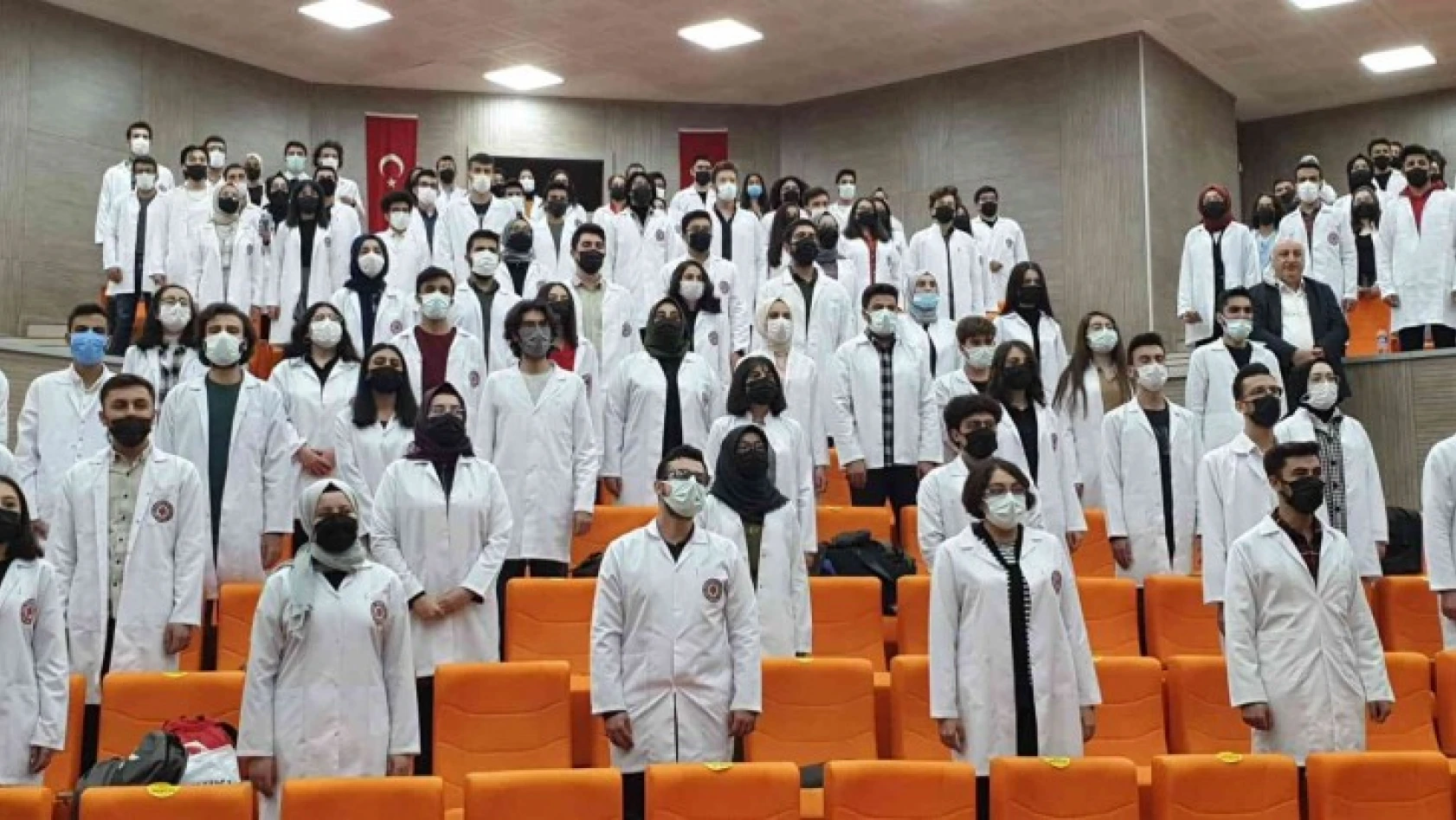 FÜ Tıp Fakültesi öğrencileri beyaz önlüklerini giydi