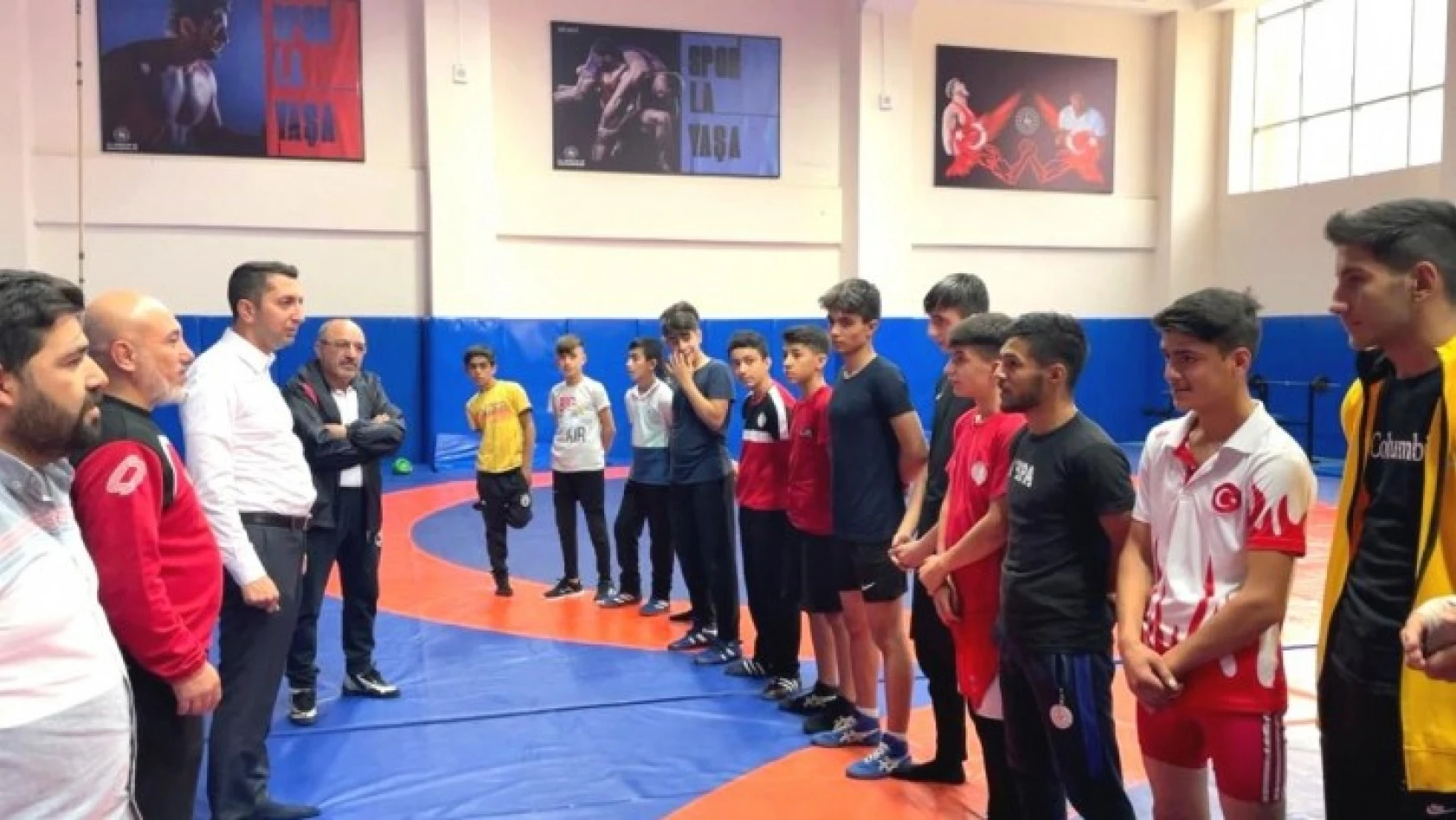 Gençlik ve Spor Hizmetleri Genel Müdürü Baykan, Elazığ güreşçileriyle görüştü