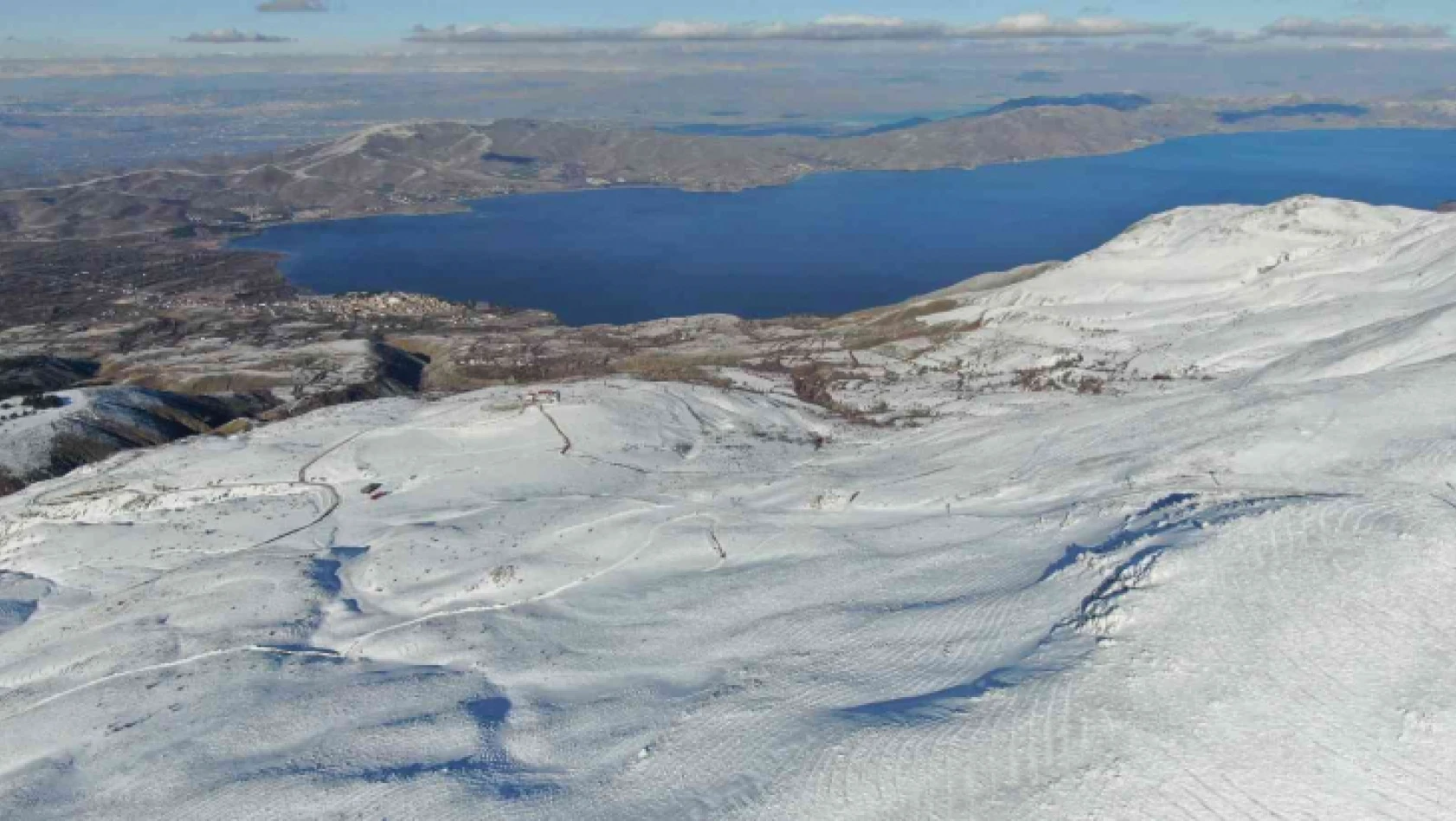 Göl manzaralı kayak merkezi sezona hazırlanıyor