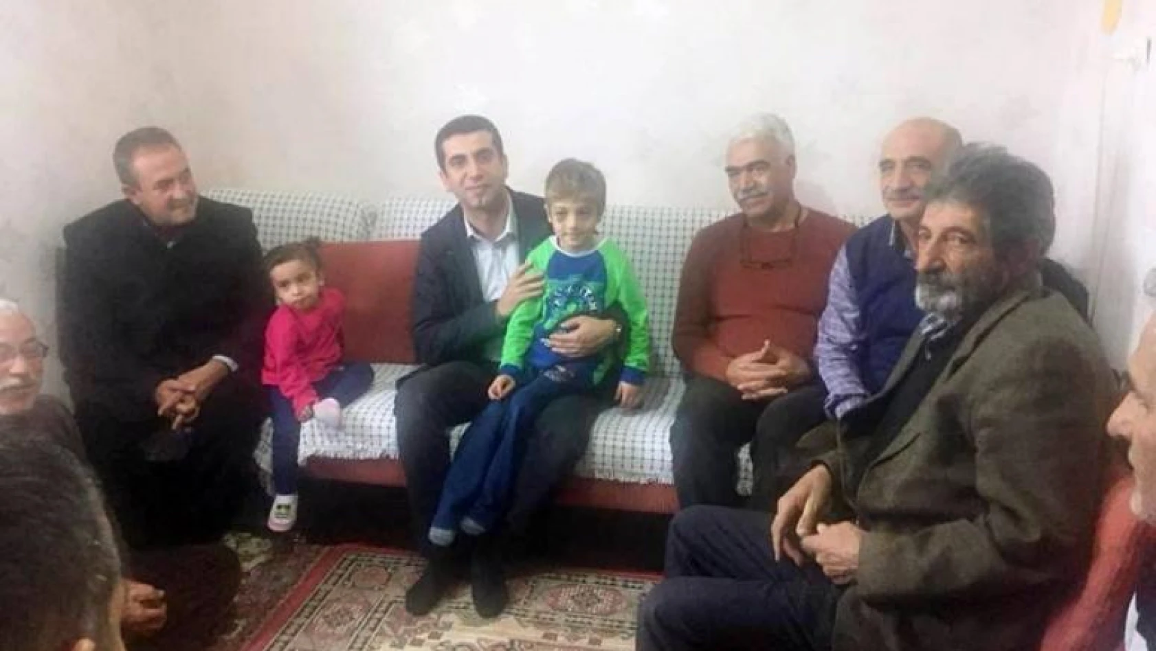 Kaymakam Kazez, Taburcu Olan Minik Emre'yi Evinde Ziyaret Etti