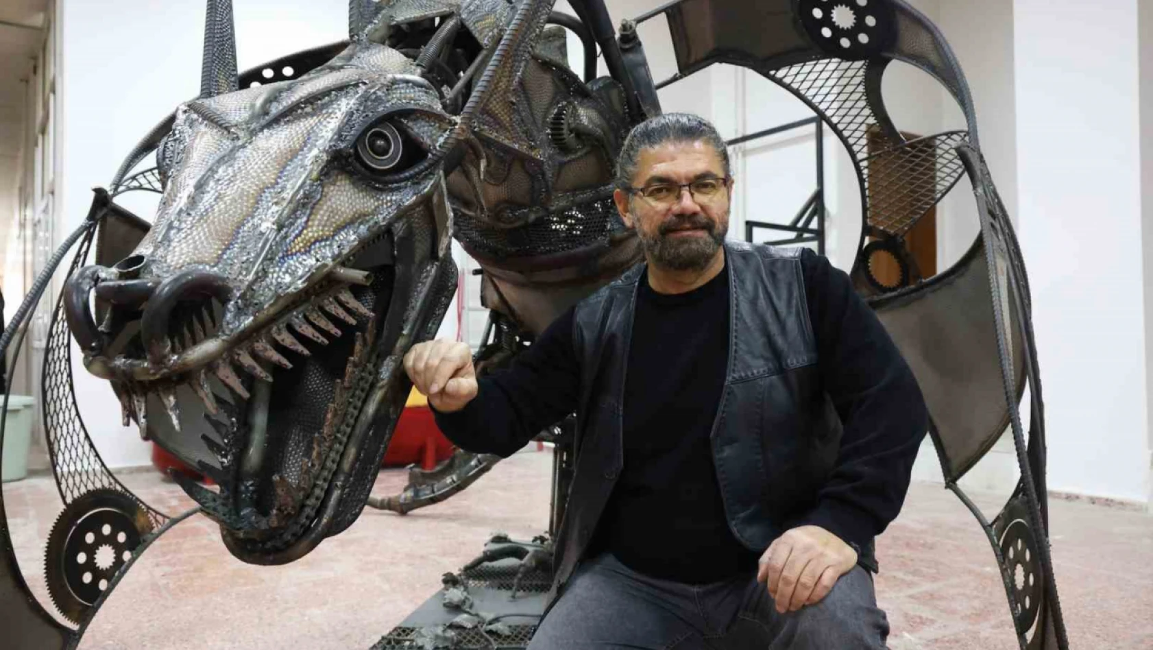Heykel Sanatçısı Katı Endüstriyel Malzemelerden Dev Ejderha Heykeli Yaptı