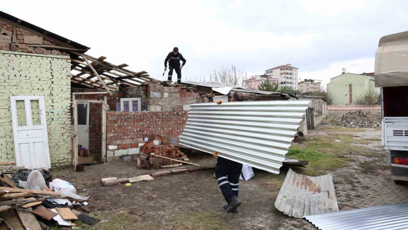 İHA'nın haberi ses getirdi: Barakada yaşayan ailenin yardımına Elazığ Belediyesi yetişti
