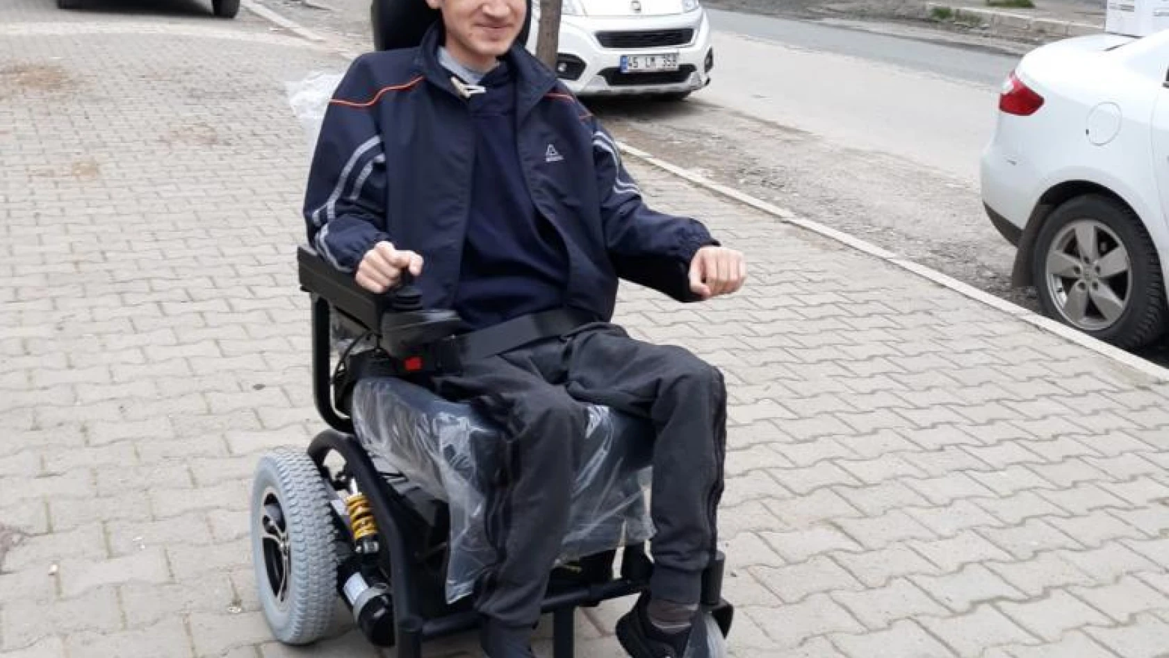 İHH'dan Engelli Gence Akülü Sandalye Yardımı
