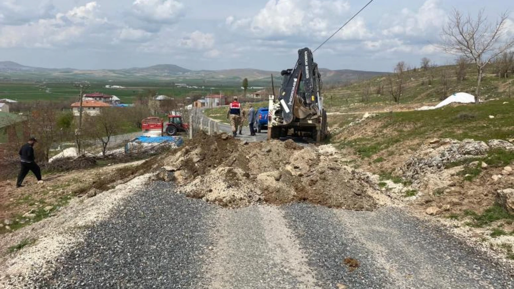 Şenova Köyü Giriş Çıkışa Kapatıldı