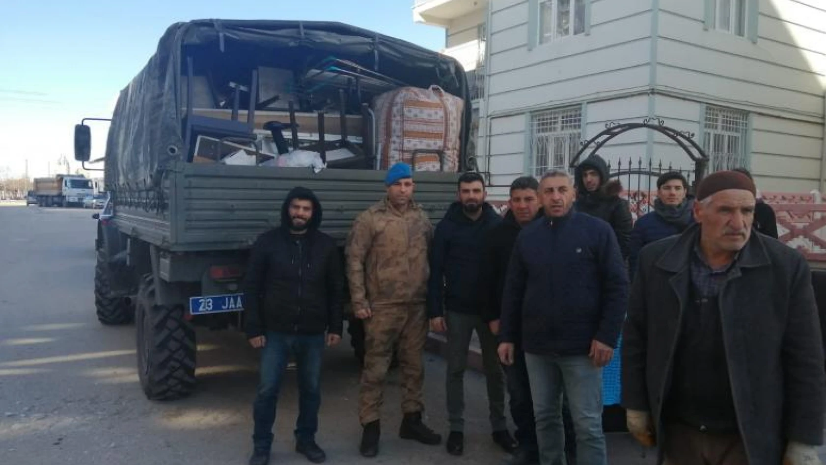Ağır Hasarlı Evlerin Eşyalarını Jandarma'nın Araçları Taşıyor