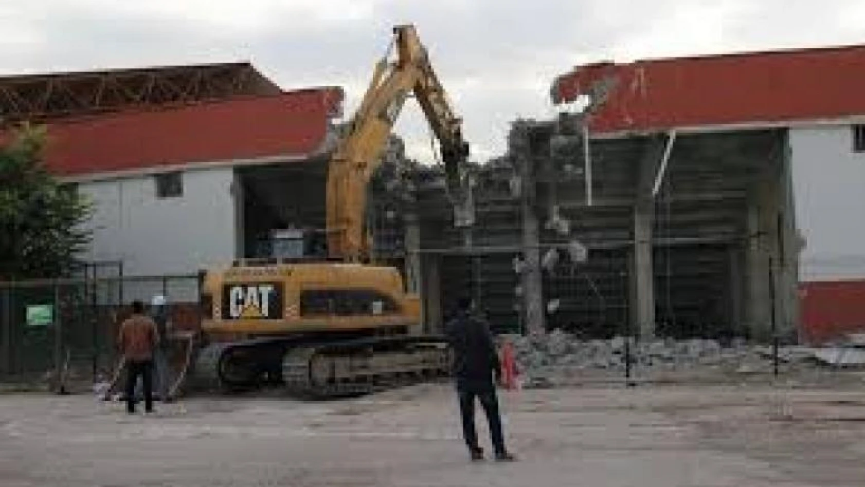Atatürk stadyumu'nun yıkımı başladı