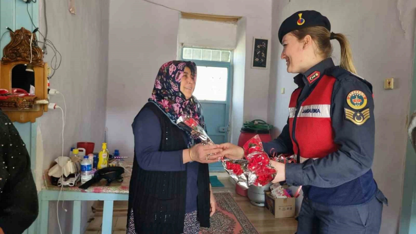 Jandarma ekipleri depremzede kadınları unutmadı