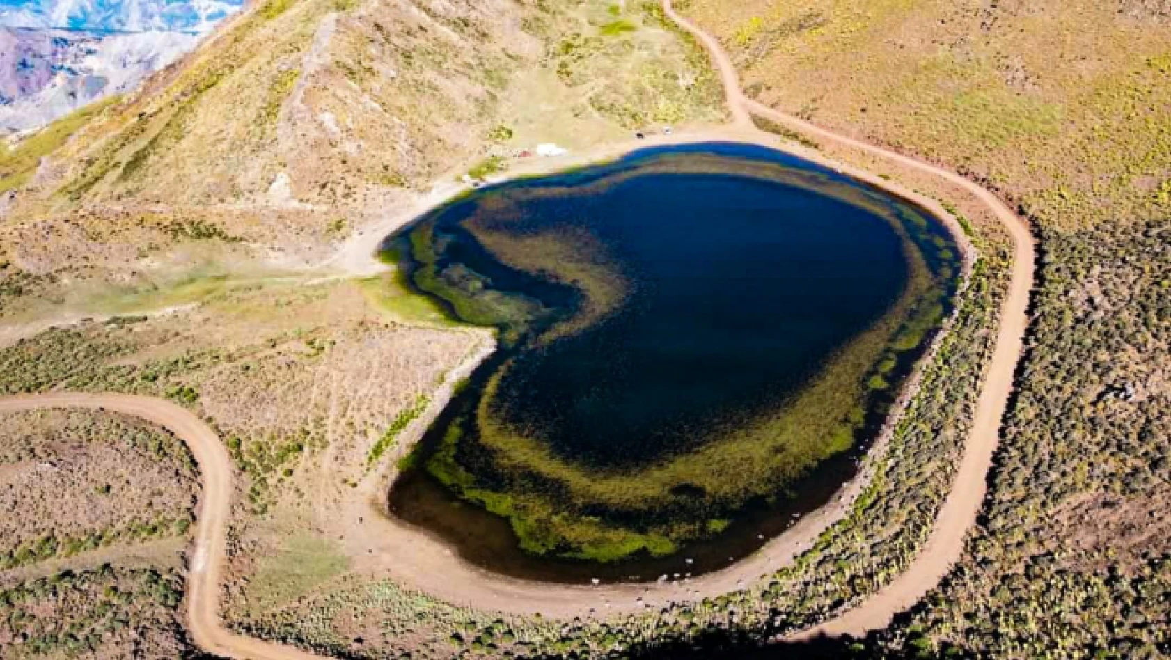 Kalp şeklindeki Gerendal gölü büyük ilgi görüyor