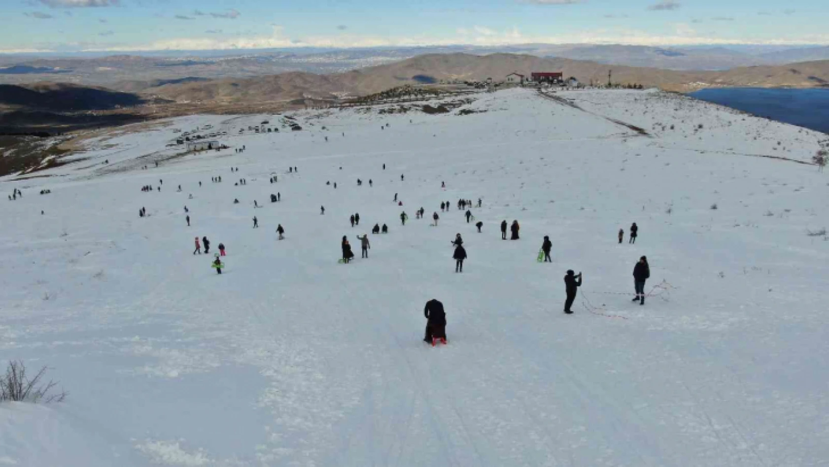 Kara hasret kalan vatandaşlar Hazarbaba Kayak Merkezine akın etti