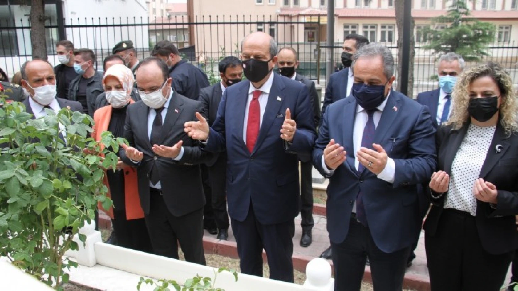KKTC Cumhurbaşkanı Tatar, Nihat ilhan ile ailesinin kabirleri ziyaret etti